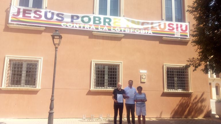 Pancarta contra la LGTBFobia colgada en el edificio de la EATIM de Jesús Pobre.