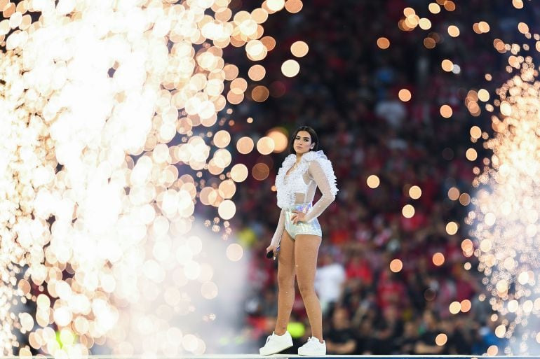 Dua Lipa, durante su actuación en el Estadio Olímpico de Kiev antes de la final de la Champions que enfrentó a Liverpool y Real Madrid