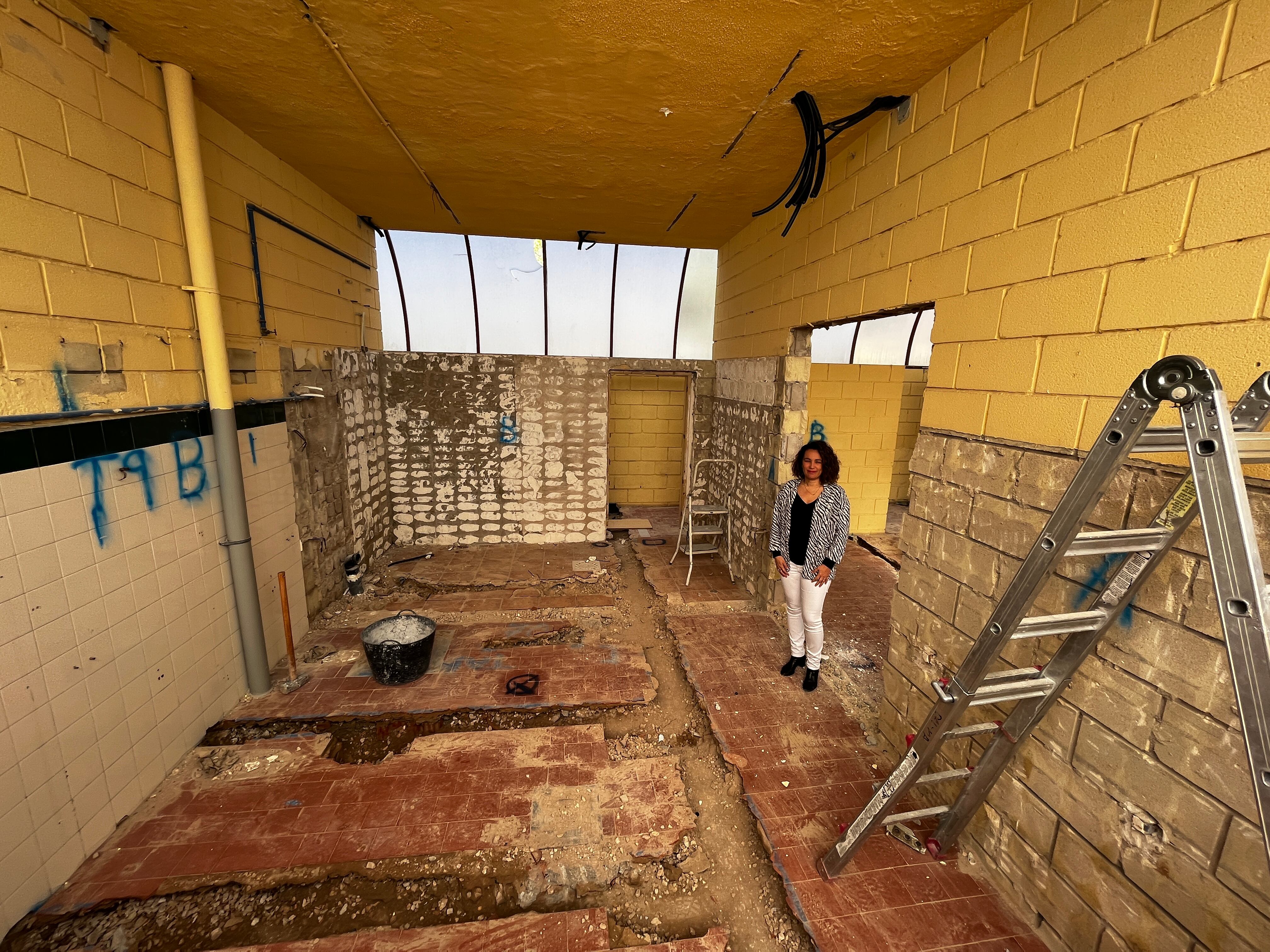 La edil de Deportes de Petrer, en los vestuarios de las piscinas en obras