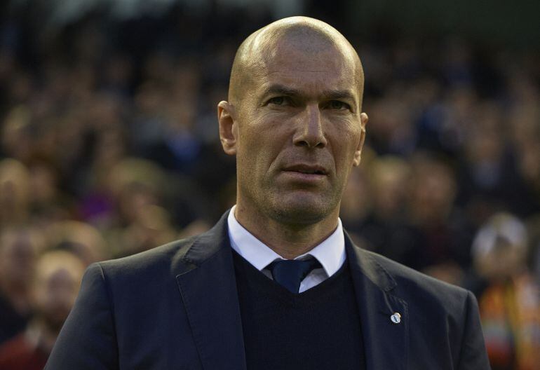Zidane, con cara seria en Mestalla