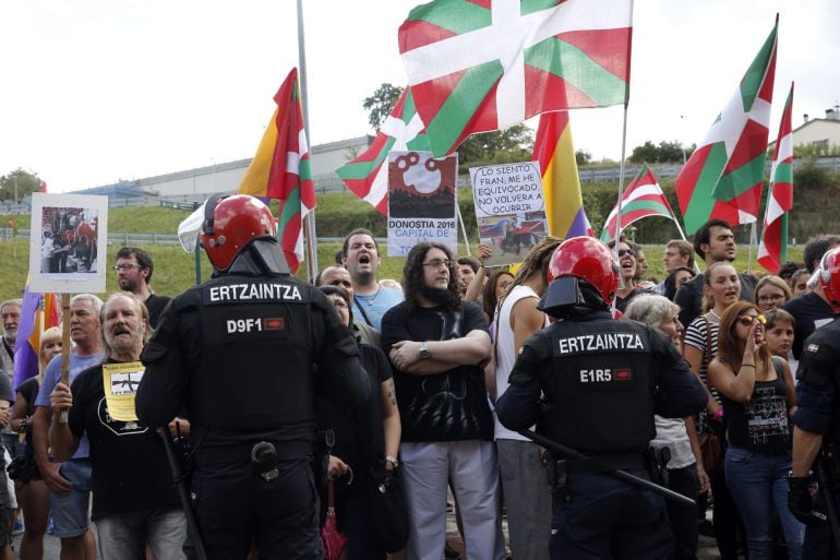 Unas 200 personas prostestan contra la vuelta de los toros a San Sebastián. 