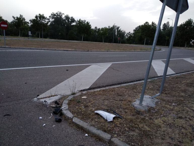 Restos del último choque de vehículos en el cruce entre las avenidas Luis Mateos y Orfeón Arandino