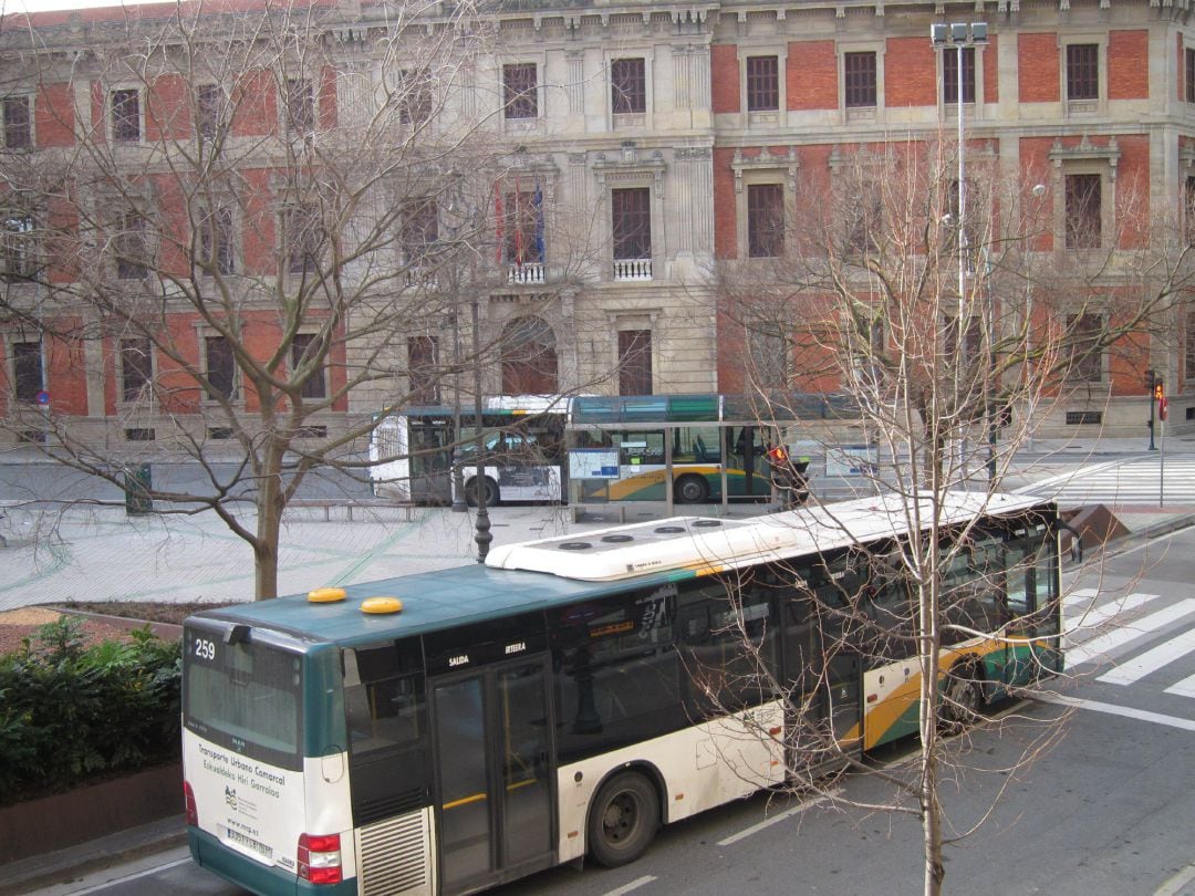 Una villavesa circulando por Pamplona