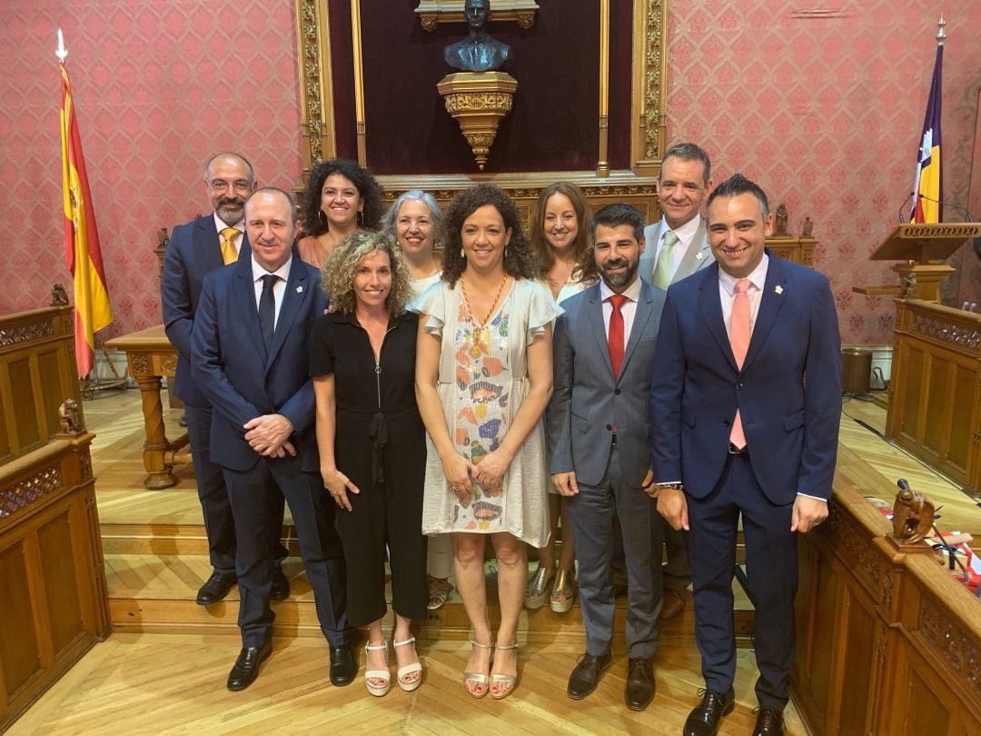 La presidenta del Consell de Mallorca, con los consellers y conselleras socialistas