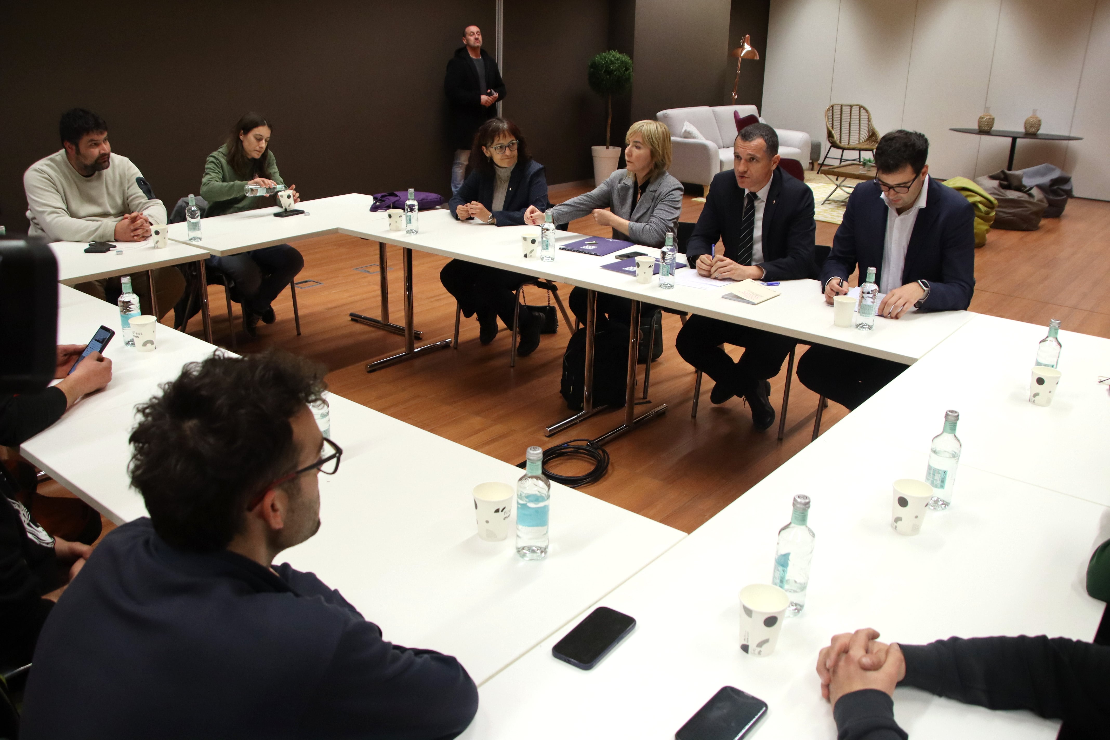 El conseller d'Agricultura, Òscar Ordeig, reunit amb els pagesos i ramaders de Revolta Pagesa que tallen l'accés al port de Tarragona