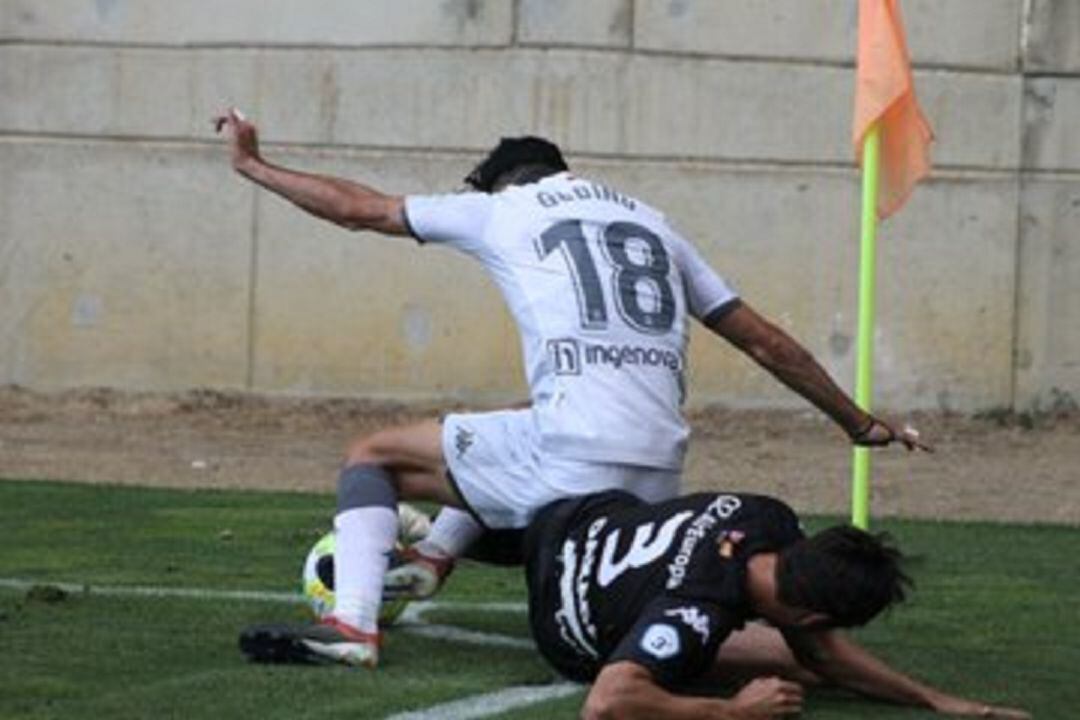 Disputa de un balón en el partido de hoy