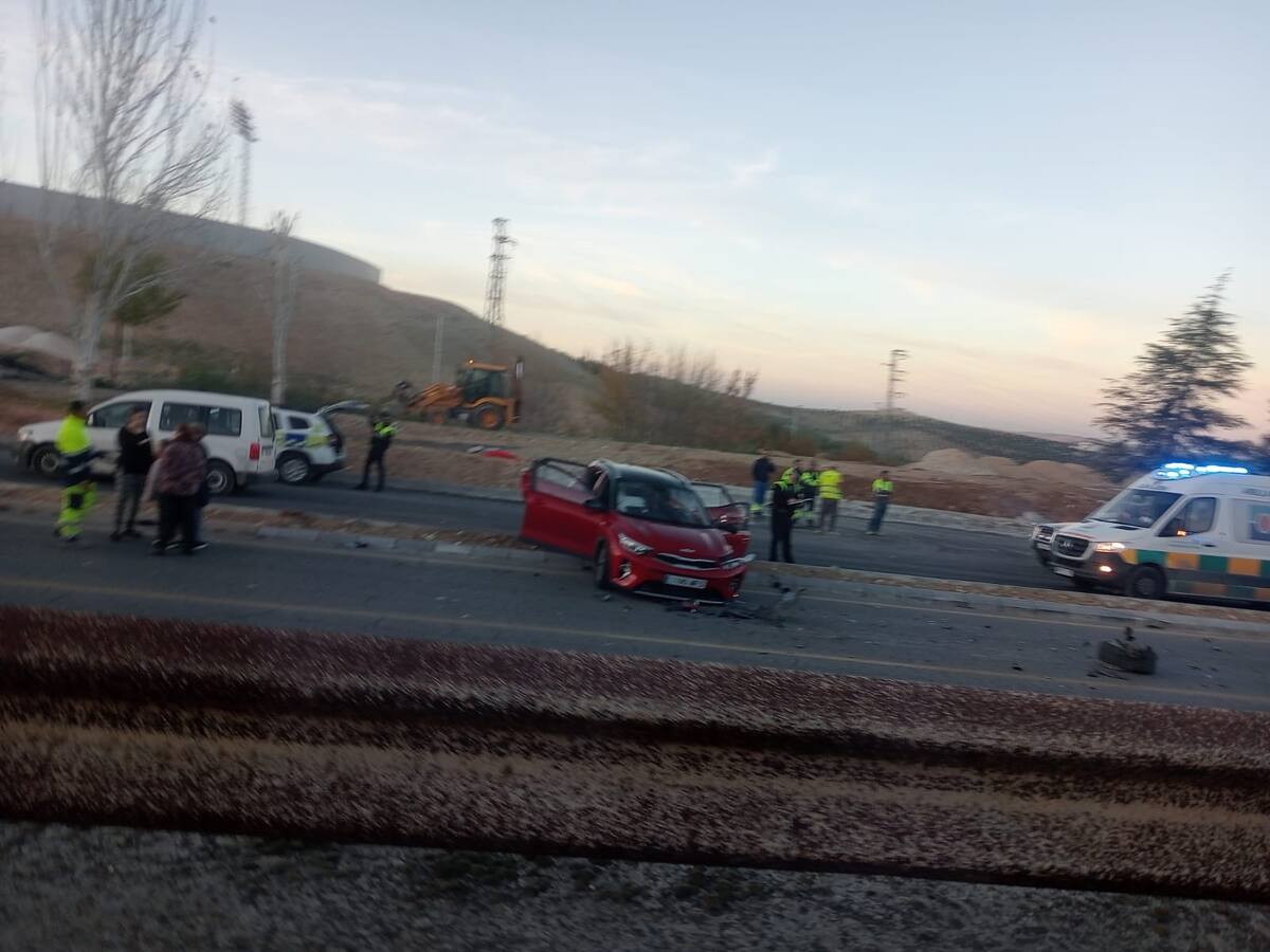 Colisión entre dos vehículos a la entrada de Jaén capital