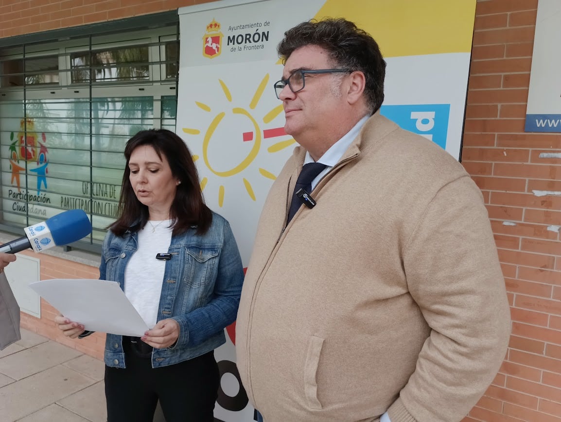 El alcalde con la delegada de Juventud, María del Mar Nieto / Radio Morón