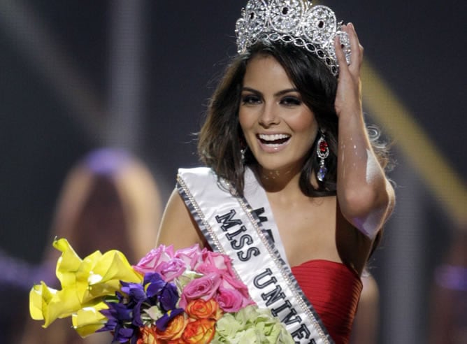 La mexicana Jimena Navarrete recibe la corona de Miss Universo 2010