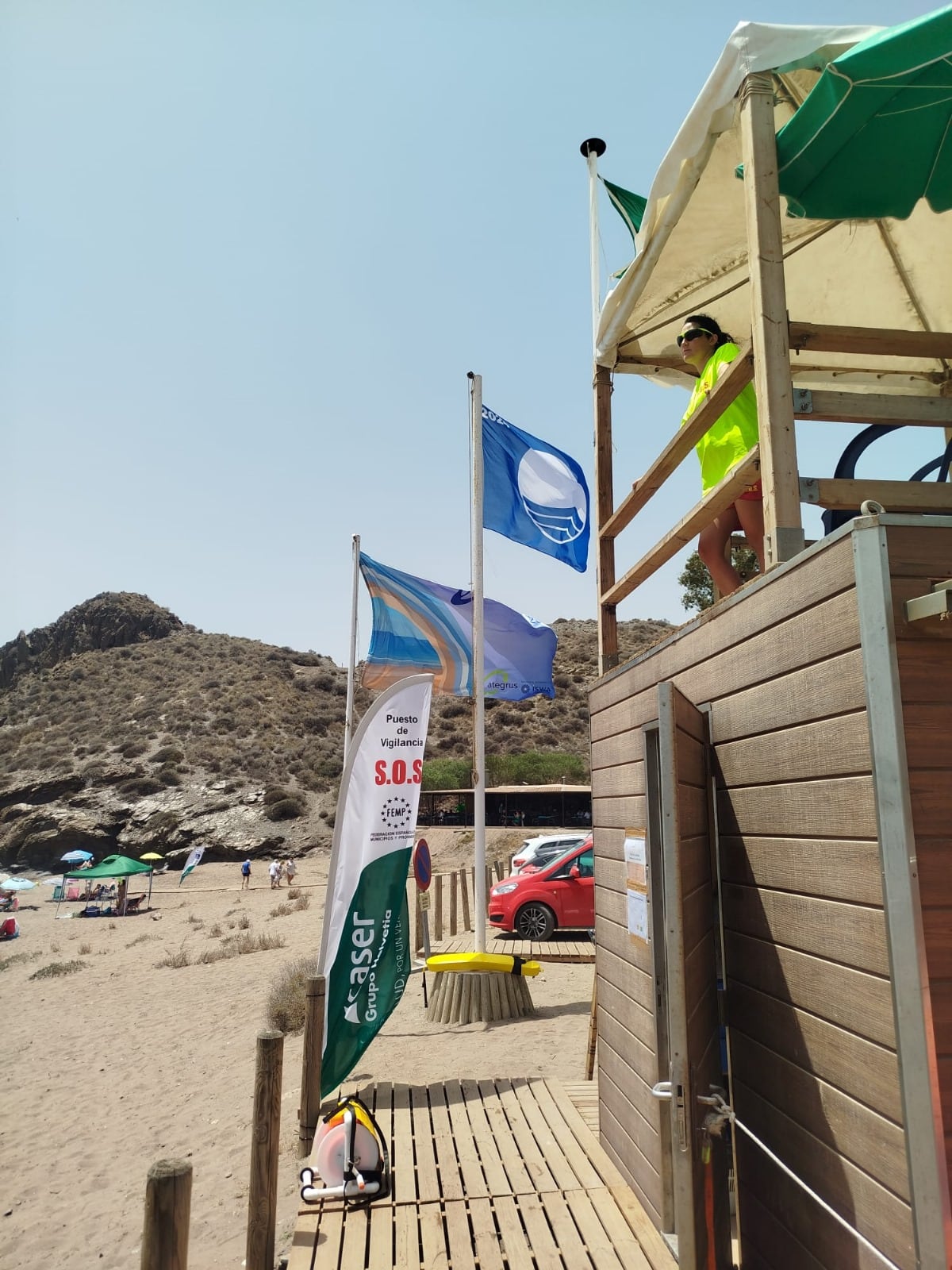 Bandera azul ondeando el pasado verano en una playa de la Región de Murcia