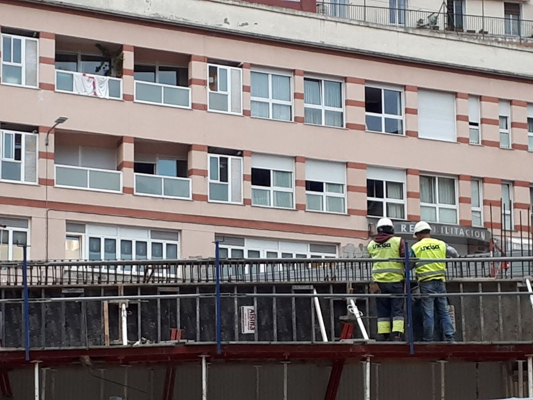 Operarios trabajando en las obras de construcción del edificio multiusos de Errebal