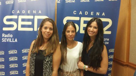 Diandra Mendoza, Celeste Sánchez y Lidia Salguero, del equipo de comunicación de Street Made, en el estudio de Radio Sevilla