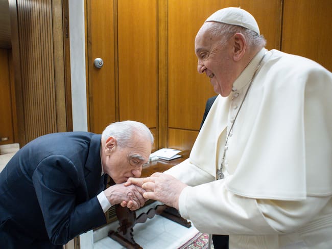 El papa Francisco se reúne con el cineasta estadounidense Martin Scorsese durante una audiencia en su estudio de la Sala Pablo VI el 31 de enero de 2024 en la Ciudad del Vaticano
