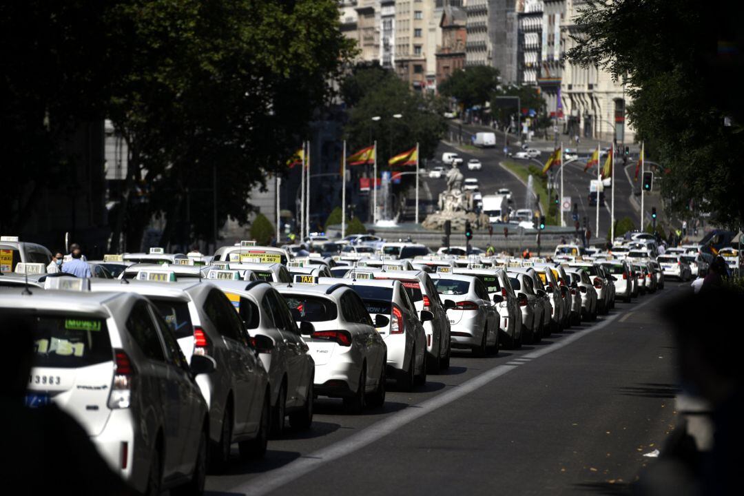 Taxistas permanecen estacionados en vías cercanas a la Puerta de Alcalá durante una macroconcentración de vehículos convocada este martes.