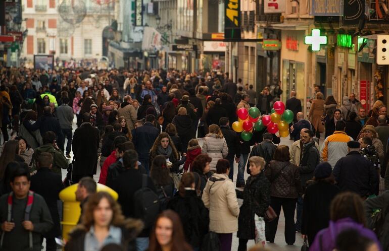 Cientos de personas pasean por la calle Preciados, en Madrid