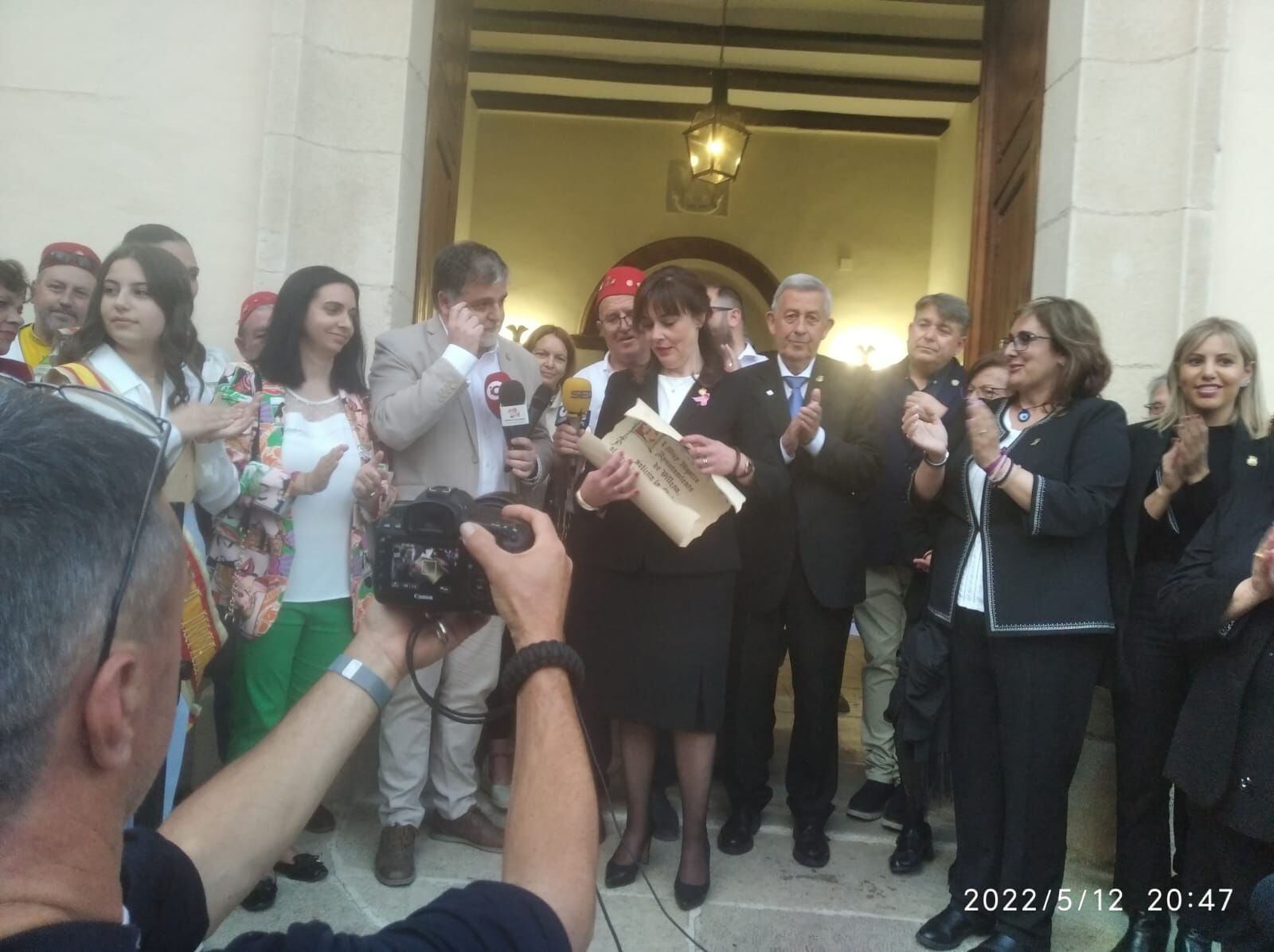 Momento de la entrega del pergamino en 2022