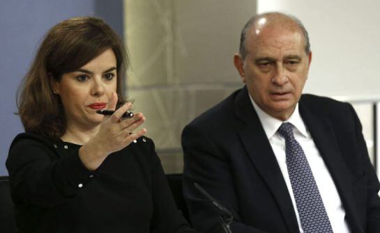 La vicepresidenta del Gobierno español, Soraya Sáez de Santamaría, y el ministro del Interior, Jorge Fenández Díaz