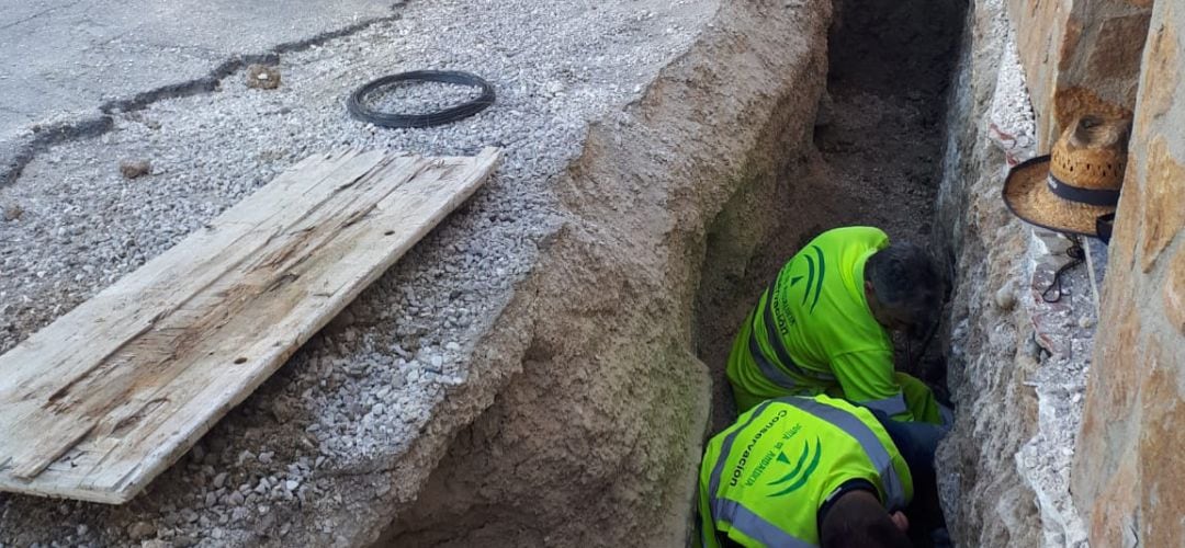 Visita del delegado de fomento Jesús Estrella a obras en la travesía de Jimena.