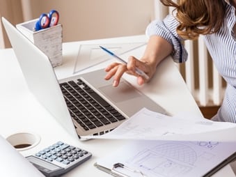 Imagen de archivo de una trabajadora en una oficina