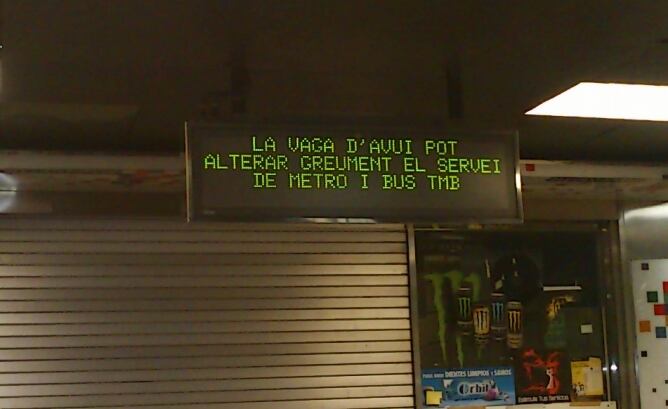 Panell informatiu a l'estació de metro de Catalunya