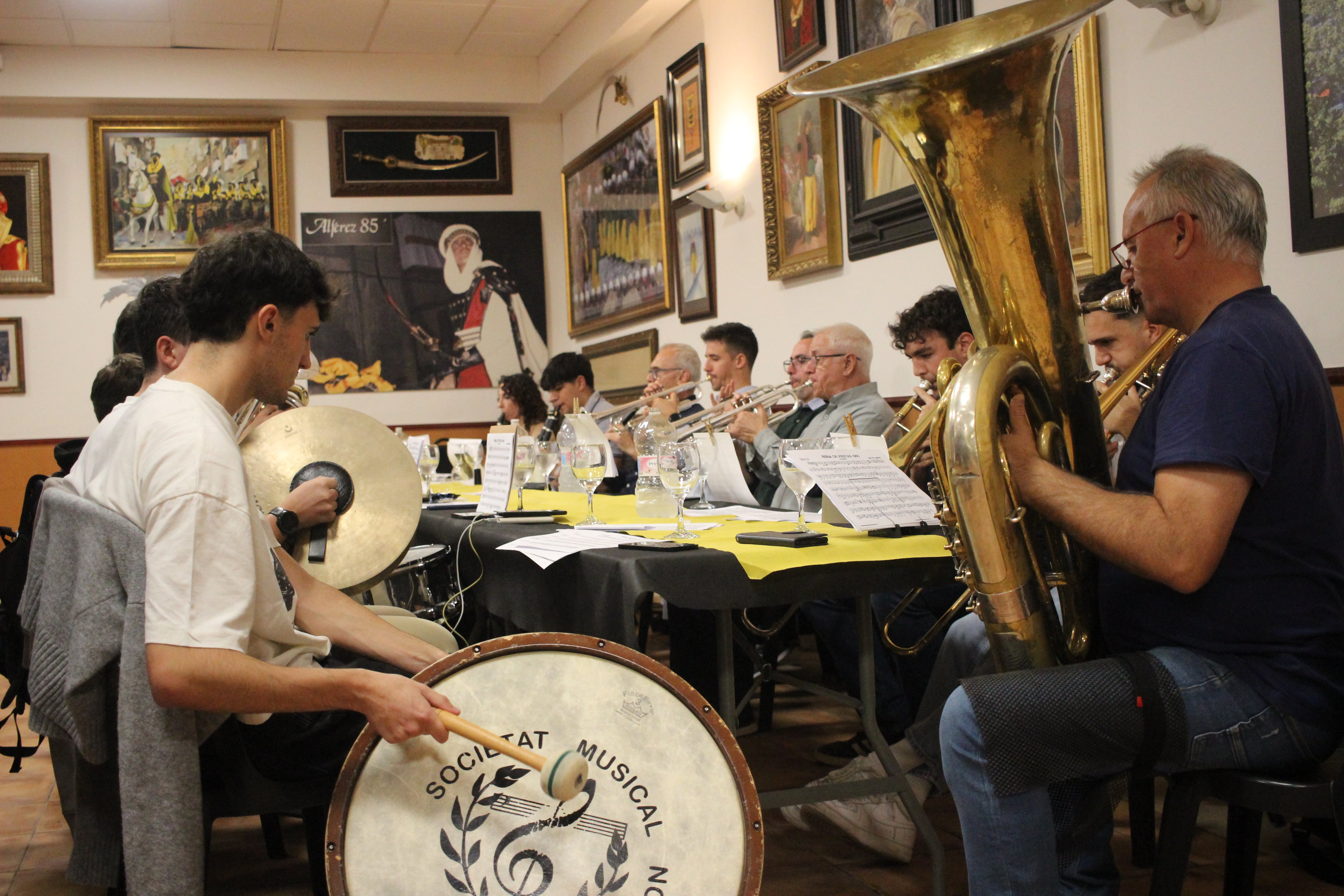 Los músicos de la Societat Musical Nova d&#039;Alcoi tocando un pasodoble durante el concurso de sargentos infantiles.