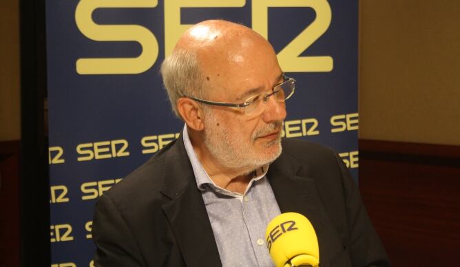 El candidat d'ERC a les europees, Josep Maria Terricabras, als estudis de Ràdio Barcelona