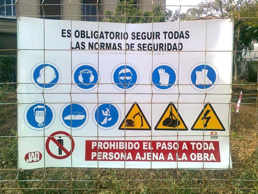 Cartel recordando las normas de seguridad en una obra