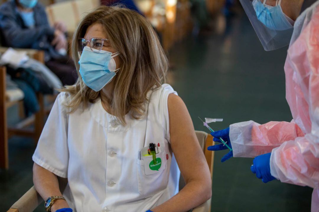 Empleada vacunándose en una residencia de ancianos