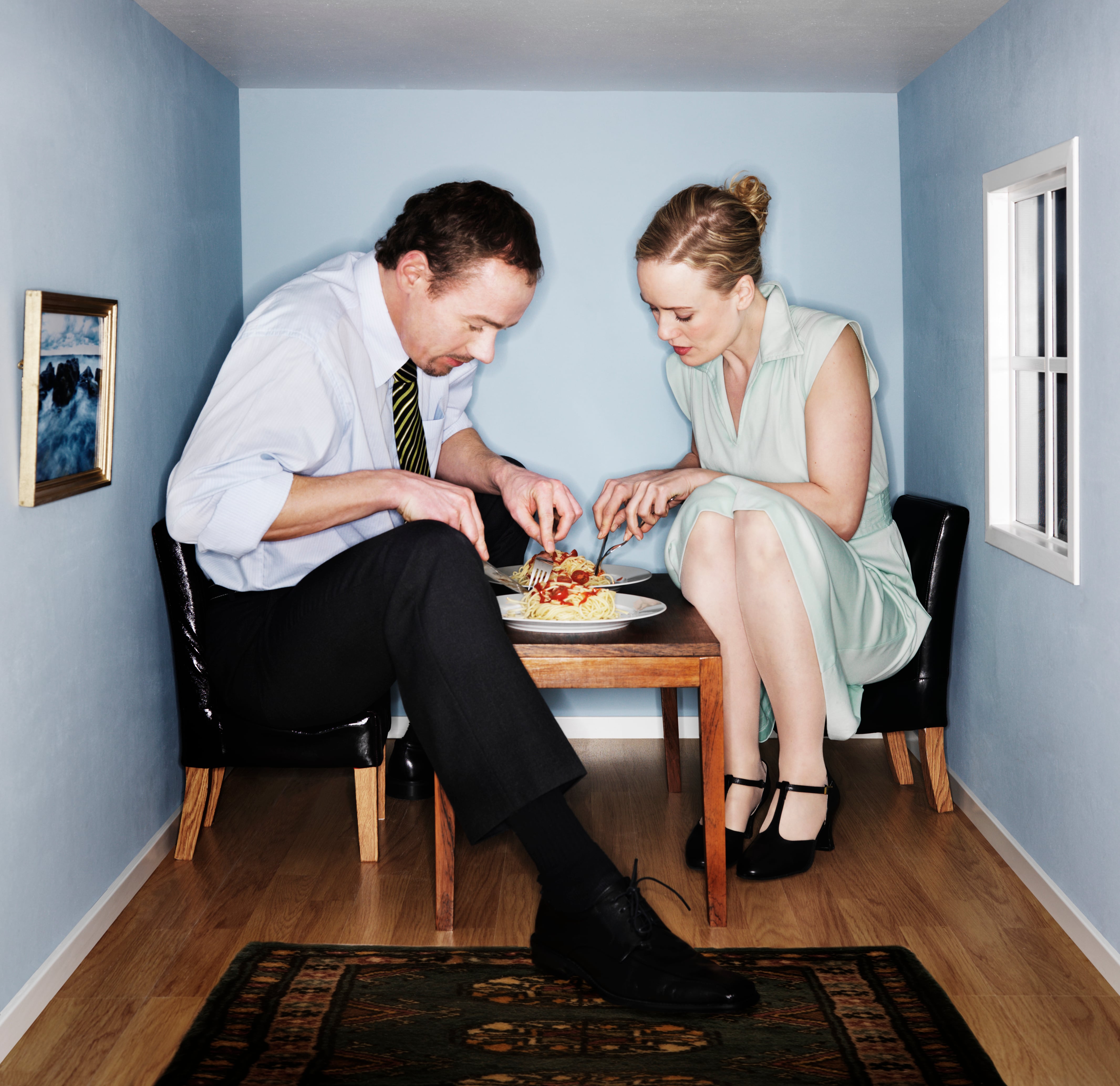 Pareja cenando en un pequeño salón