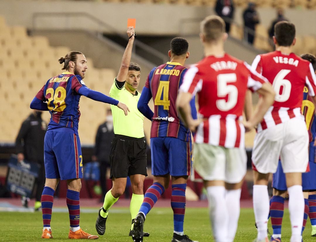 Gil Manzano enseña a Messi la roja directa. 