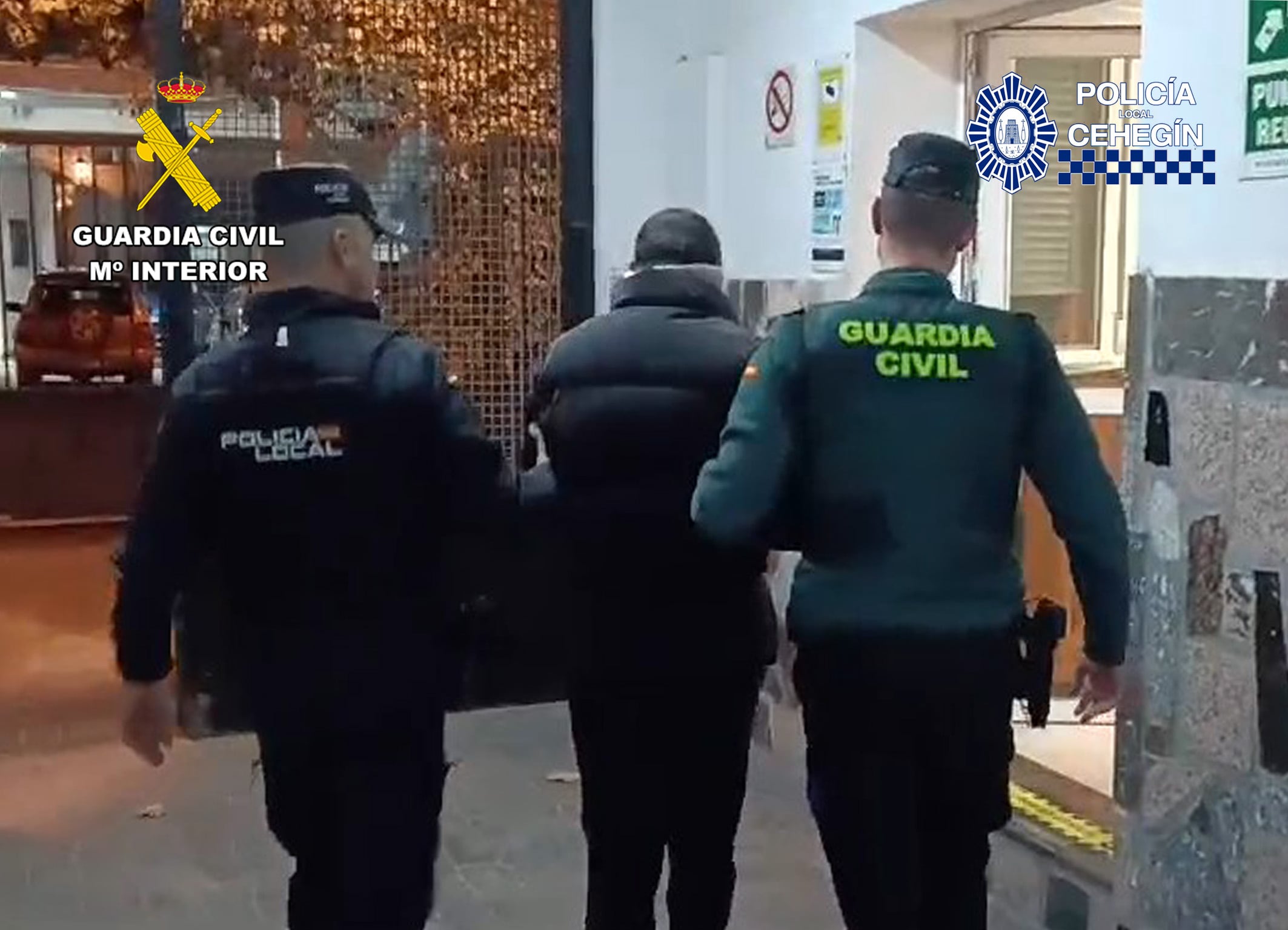 El detenido en Cehegín es trasladado por agentes de la Guardia Civil