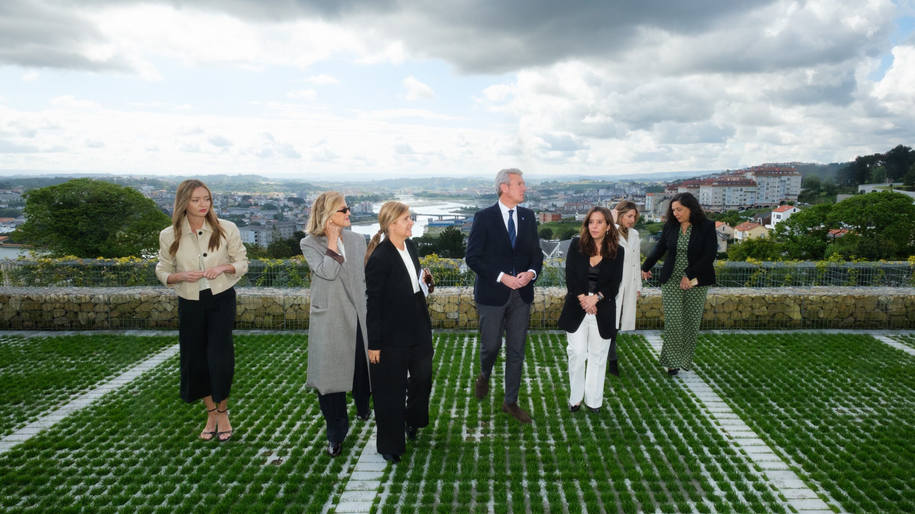 O presidente da Xunta, Alfonso Rueda, acompañado pola conselleira de Política Social e Igualdade, Fabiola García, participa no acto de entrega da residencia pública de maiores “Eirís”, construída, equipada e financiada pola Fundación Amancio Ortega. Residencia FAO - Eirís (A Coruña), 14/05/25.