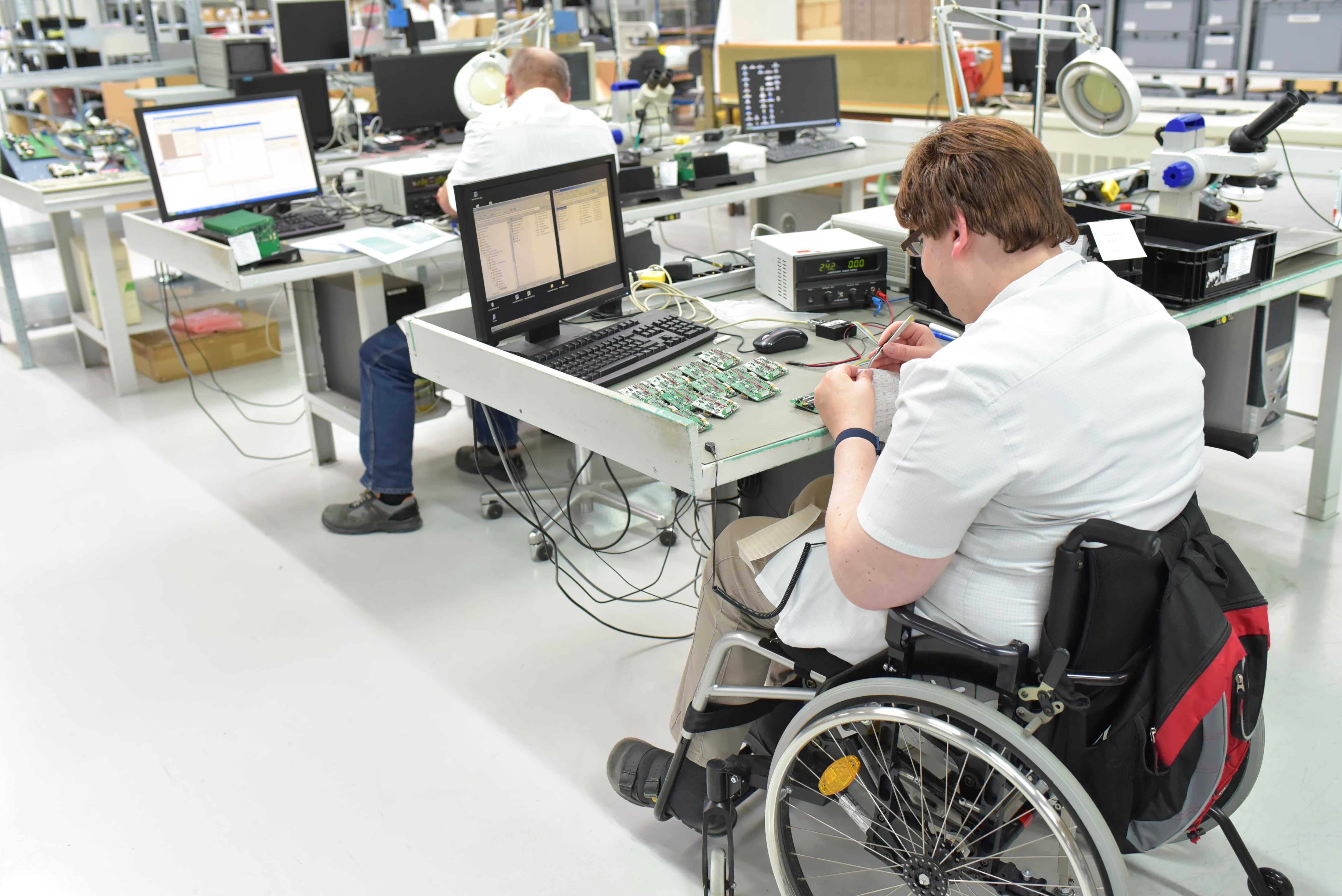 Un trabajador de una factoría de componentes en Alemania. Archivo.