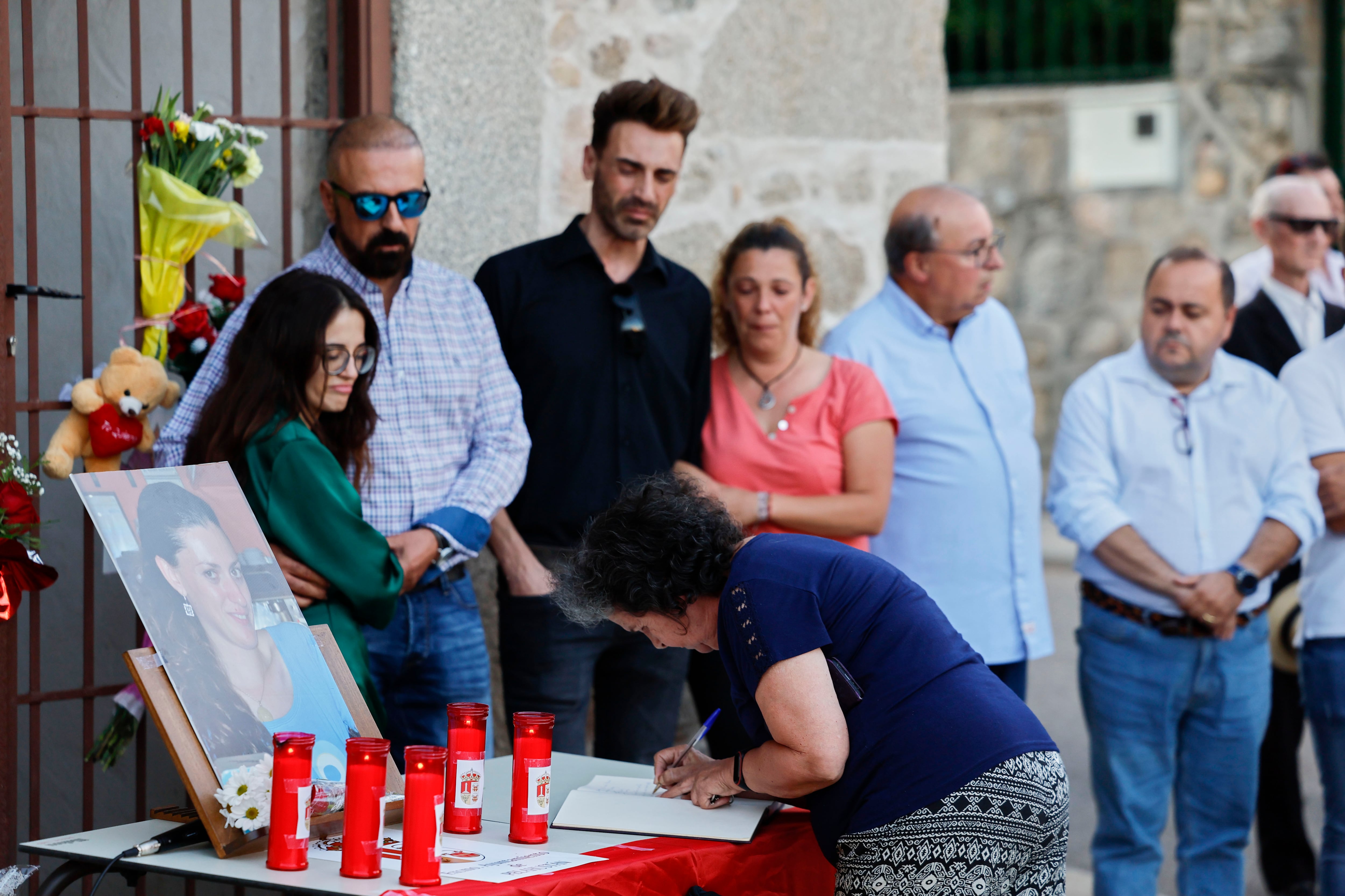 TALAVERA DE LA REINA (CASTILLA LA MANCHA), 10/10/2023.- Concentración y minuto de silencio en memoria de Belen, asesinada el domingo en Pelahustan este martes, en Talavera de la Reina (Castilla la Mancha). El cuerpo sin vida de María Belén fue encontrado a las 22:30 horas del sábado por la Guardia Civil en el camino de la Ermita, a la entrada del municipio, con signos de violencia, después de que se denunciara que no había vuelto del paseo en bicicleta que realizaba a diario.
 EFE/Manu Reino
