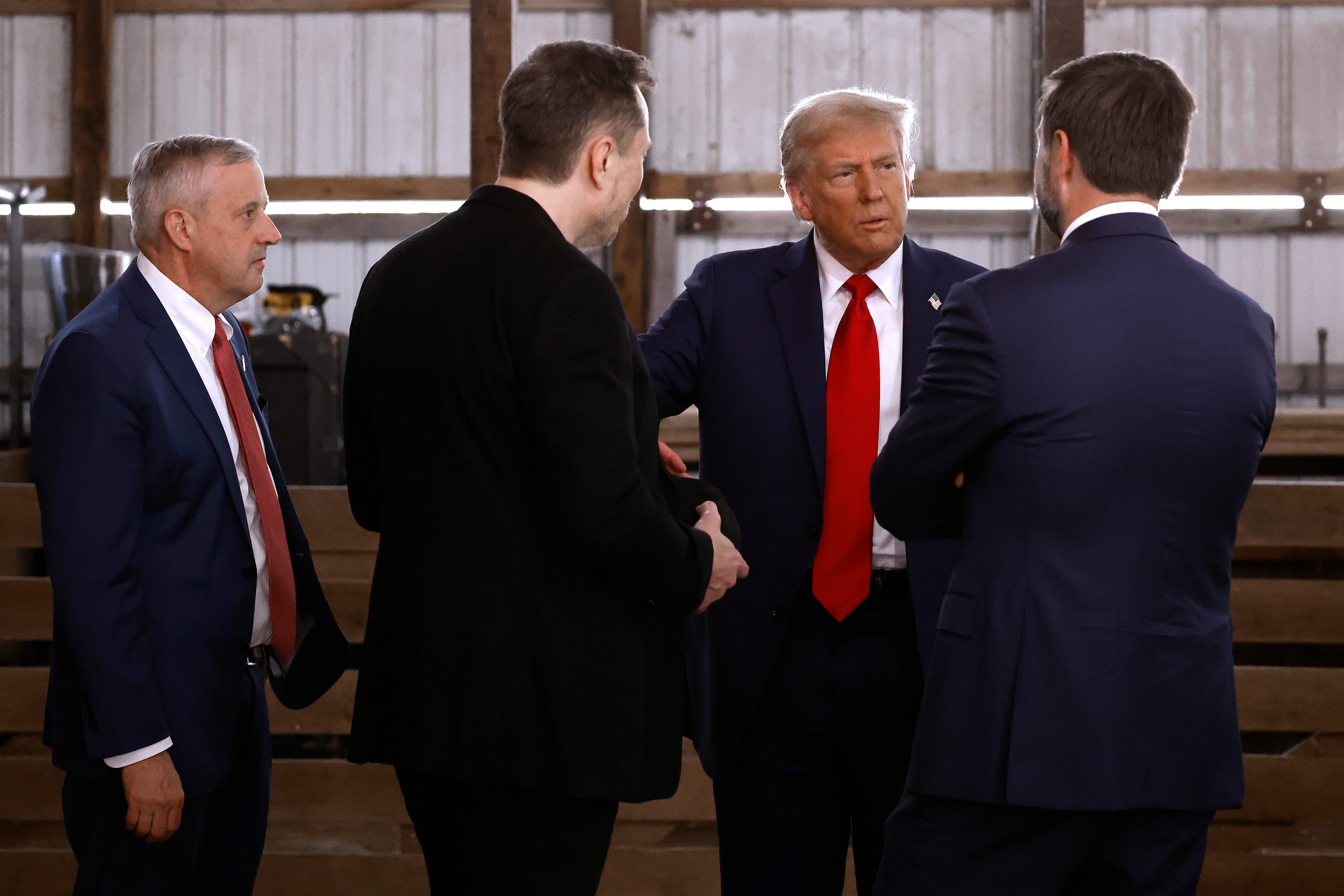 Donald Trump junto a Michael Whatley, Elon Musk y JD Vance antes de un mitin de campaña en Butler, Pensilvania