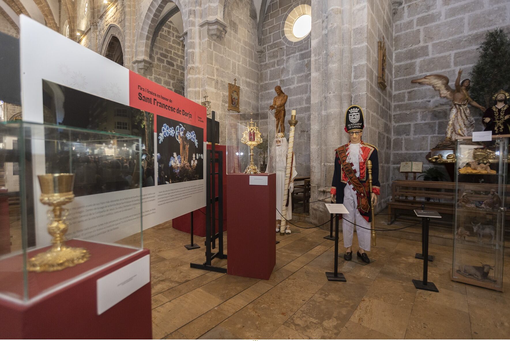 Exposición sobre las fiestas de Gandia en el interior de la Colegiata.