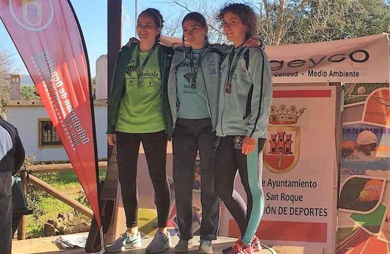 Una atleta ejidense en lo más alto del podio.