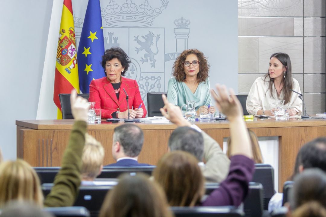 (I-D) La ministra de Educación y Formación Profesional, Isabel Celaá; la ministra Portavoz y de Hacienda, María Jesús Montero; y la ministra de Igualdad, Irene Montero, comparecen ante los medios de comunicación tras la segunda reunión del Consejo de Ministros