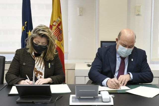 La presidenta de Adif, María Luisa Domínguez y el alcalde de Cieza, Pascual Lucas durante la firma del convenio