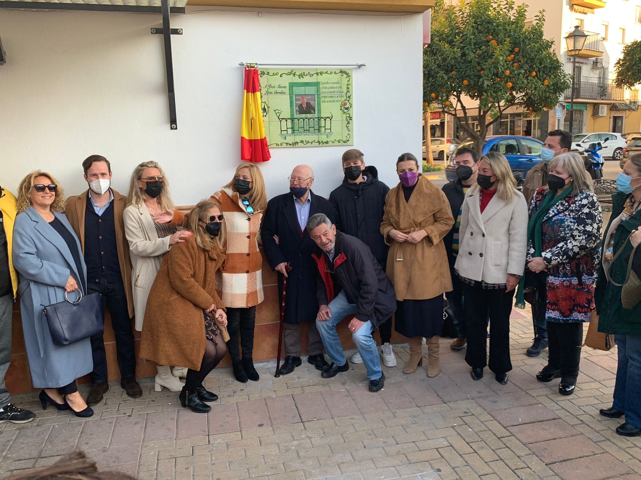 Imagen del homenaje a José María León este jueves en su barriada, junto a sus vecinos y representantes de la Corporación Municipal