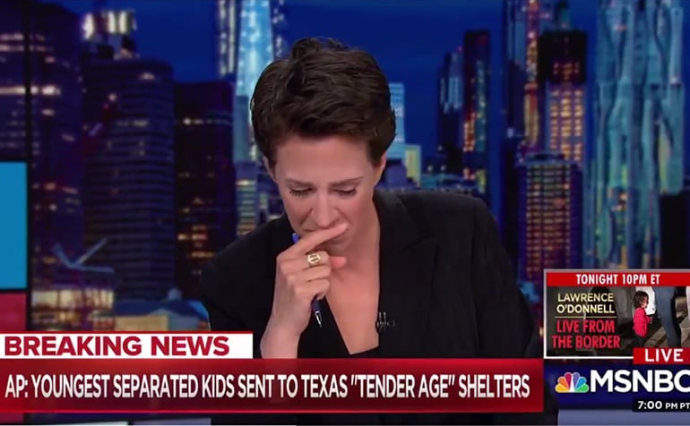 La periodista Rachel Maddow en el momento en el que rompe a llorar