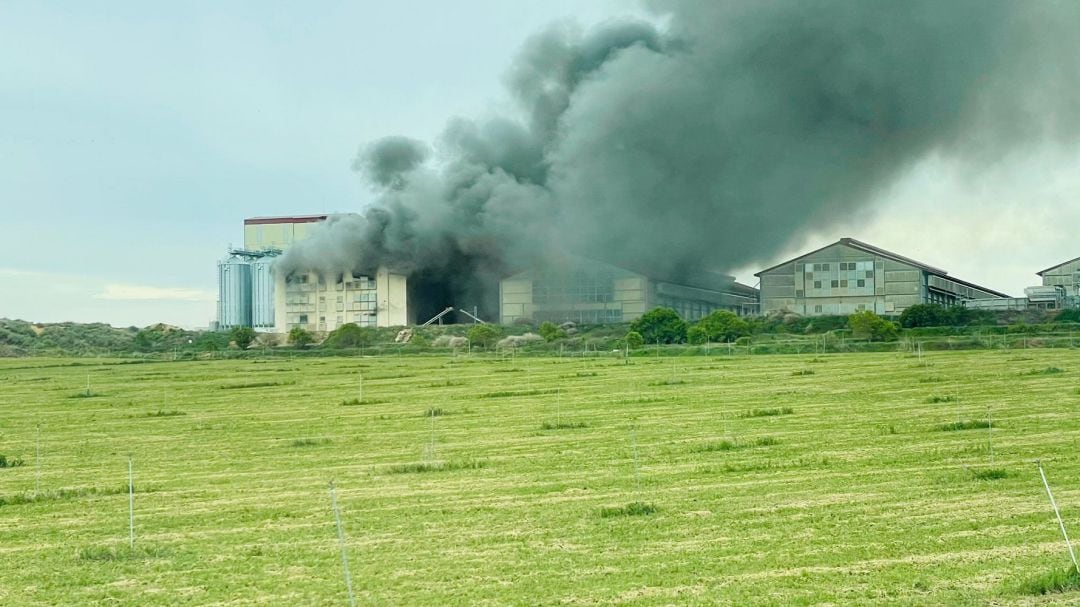 Incendio en las instalaciones de Interovo Ibérica en Grañén (Huesca) 