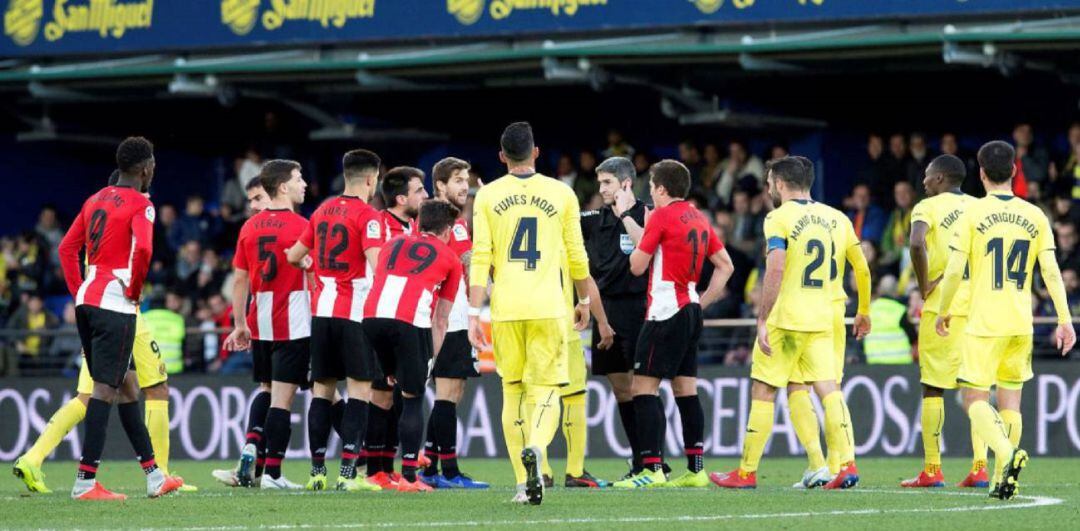 Los jugadores del Athletic protestan a Undiano Mallenco tras una decisión arbitral