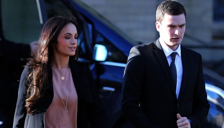 Adam Johnson, con su novia Stacey Flounders 