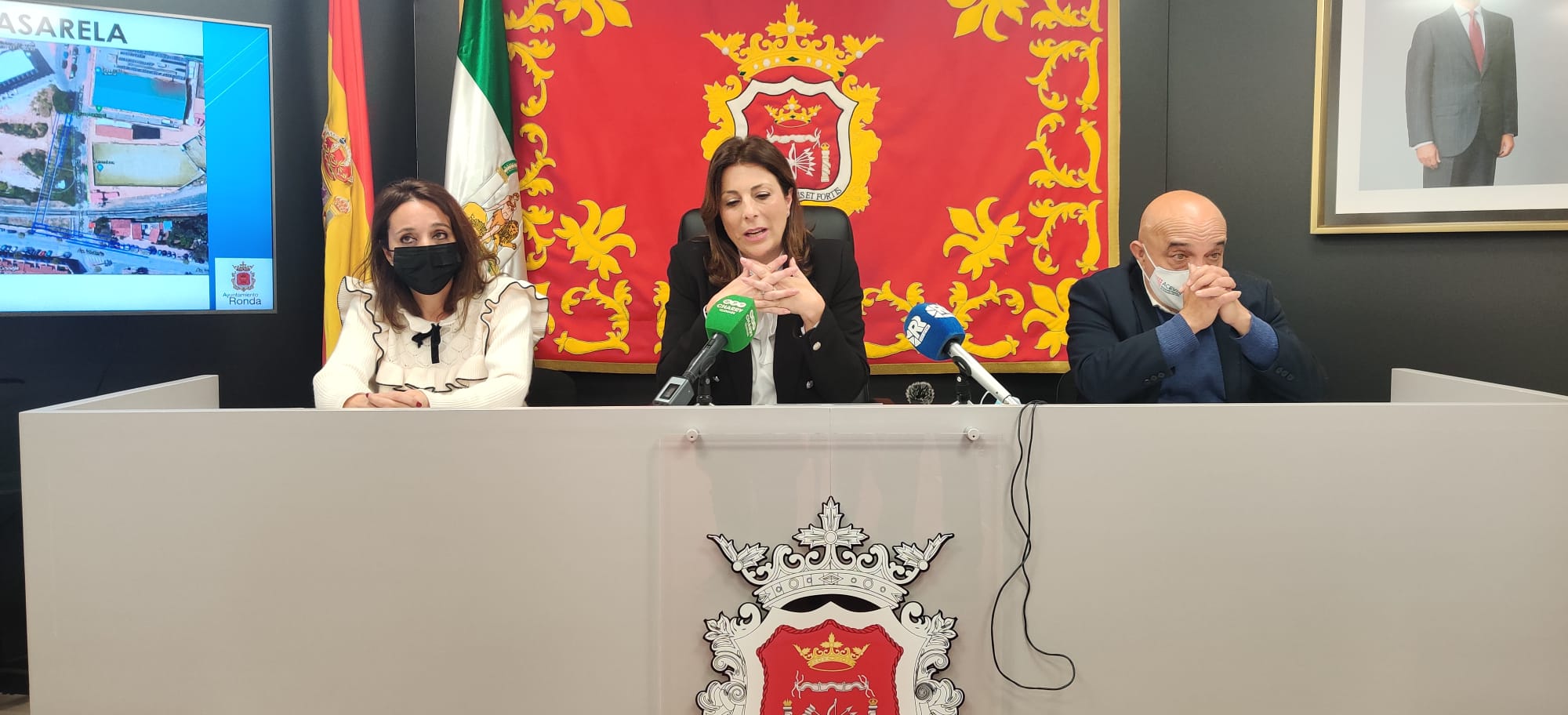 La alcaldesa de Ronda junto a los concejales de Obras y Urbanismo en el Salón del Plenos del Ayuntamiento