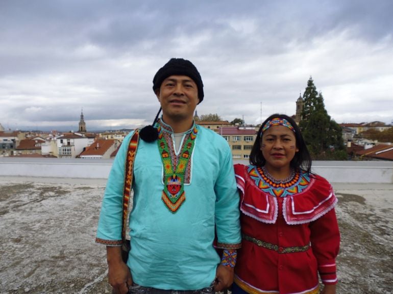 Norbey Dovigana  y Nancy Aisama son líderes de la comunidad Embera Chamí