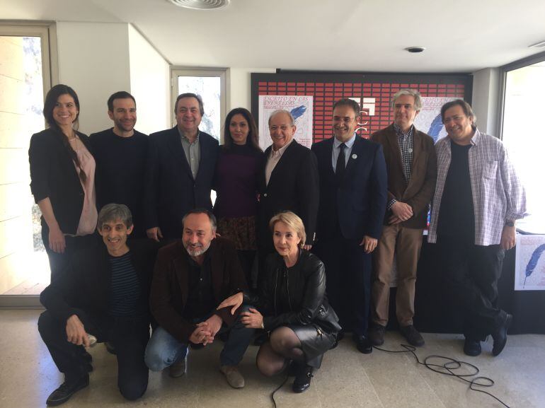 Emilio Gutiérrez Caba junto a los integrantes de la compañía, el viceconsejero de Cultura y el director de la Fundación de Cultura