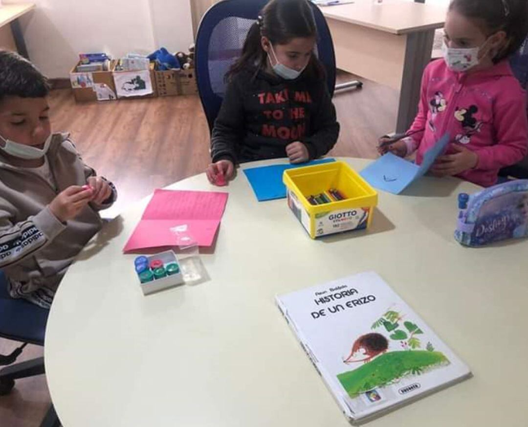 Actividad de cuentacuentos en Monachil (Granada) con motivo del Día del Libro