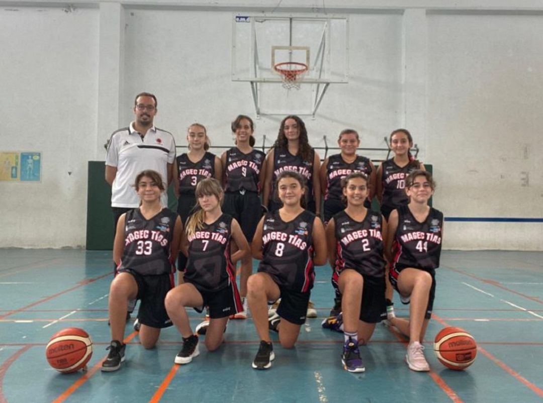 Equipo infantil femenino del CD Magec Tías &quot;Contra la Violencia de Género&quot;.