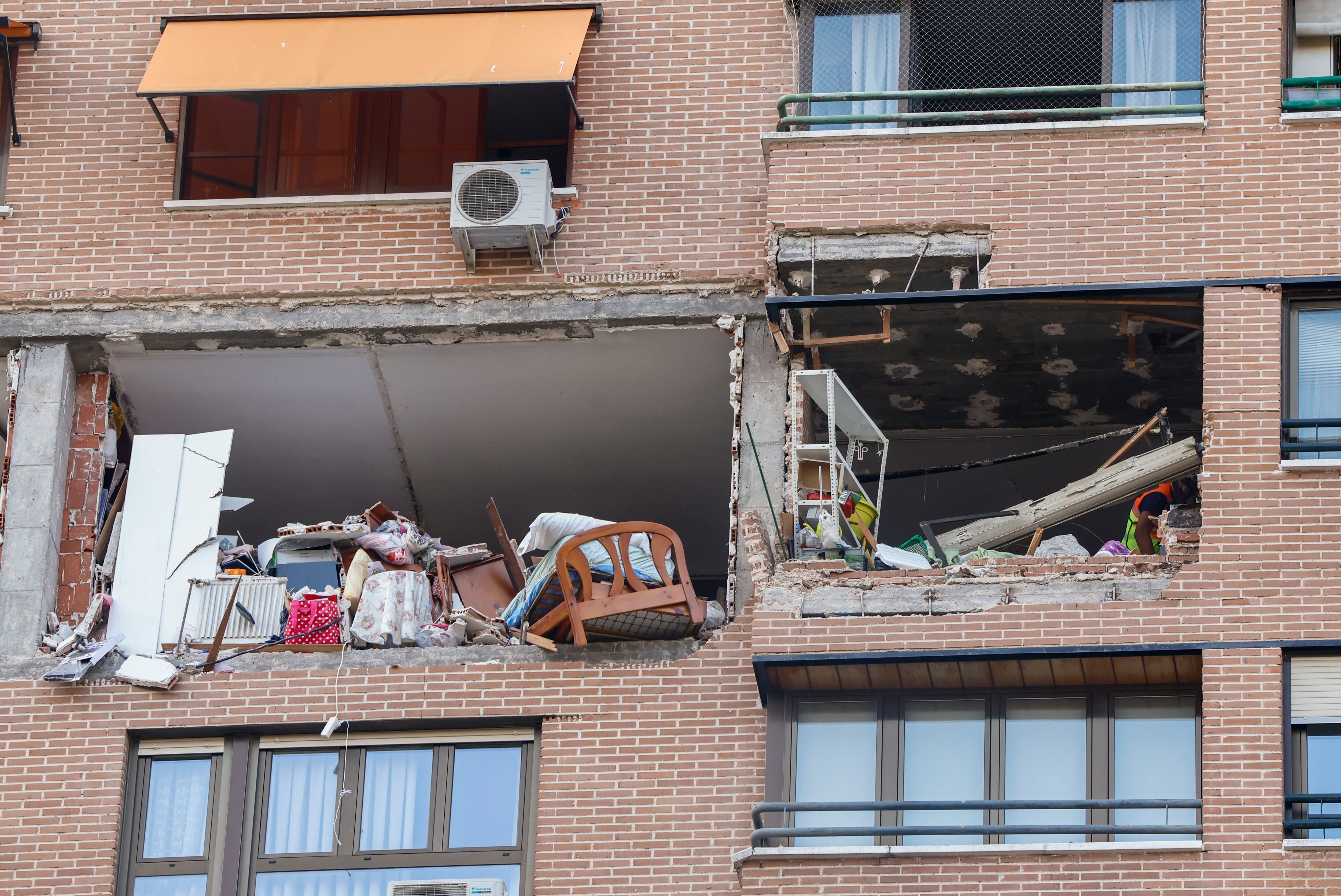 Vivienda de la novena planta de un edificio de 13 alturas de la calle Arzobispo Morcillo, en el distrito de Fuencarral-El Pardo de Madrid, donde los bomberos del Ayuntamiento de Madrid han rescatado a dos mujeres, madre e hija, con quemaduras de segundo grado tras una explosión en la vivienda.